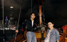 "Bắt dính" cặp đôi SEVENTEEN tại Cảng Victoria về đêm, hóa ra để làm những điều đặc biệt này