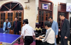 Ngọc Sơn bịt mắt làm 1 việc trong biệt thự dát vàng, khách nước ngoài trầm trồ