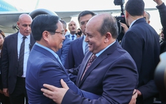 Thủ tướng Sifi Ghrieb ra sân bay đón Thủ tướng Phạm Minh Chính thăm chính thức Algeria