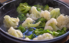 Cô gái 25 tuổi hoại tử tuyến tụy vì ăn rau luộc theo cách này