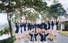 Khi học trò cũ trở về: Khoảnh khắc nhận ra "người lớn" cũng có lúc cần được chăm sóc