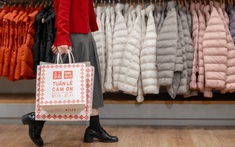 Cửa hàng UNIQLO nhuộm đỏ ưu đãi dịp cuối năm: Loạt TikToker đổ bộ, giỏ hàng không thể thiếu áo khoác chống tia UV PUFFTECH