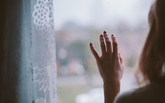 Tôi thấy chồng lén chụp ảnh bàn tay mình gửi cho ai đó, zoom vào mới biết sự thật kinh hoàng