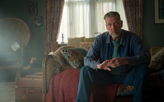 Xem phim Sex Education, tôi và chồng tranh cãi kịch liệt về việc ai là người đã đẩy con ra xa