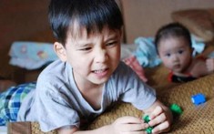 4 dấu hiệu cho thấy con bạn đang giả vờ hiếu thảo trước mặt người khác