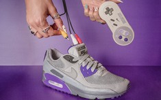 Vậy mà cũng nghĩ ra: Nhà thiết kế Singapore tích hợp máy chơi game Nintendo SNES vào giày Nike, cắm chơi game hay đi trên chân đều được