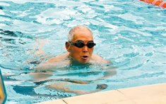 Người đàn ông 55 tuổi gan nhiễm mỡ đi bơi 30 phút mỗi ngày, sau 6 tháng kết quả khiến bác sĩ bất ngờ