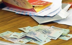 Trong lễ thôi nôi của con, người đàn ông lạ ném phong bì 20 triệu qua khe cửa rồi biến mất