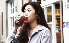 Người phụ nữ 40 tuổi uống nước đậu đen mỗi ngày để giải độc, trì hoãn lão hóa, sau 2 năm đi khám sức khỏe bác sĩ nói 1 câu "sởn gai ốc"