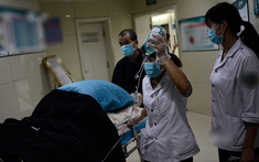 Người đàn ông cấp cứu vì mất ý thức, kiểm tra túi mang theo bác sĩ sửng sốt