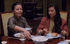 Cả nhà ăn cơm, mẹ chồng vô tình nói một câu khiến tôi hiểu vì sao mình mãi không có con