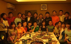 Đi họp lớp mới thấy khoảng cách lớn nhất không phải năm tháng, mà là ví tiền