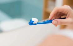 Buổi sáng nên đánh răng trước hay ăn sáng trước?