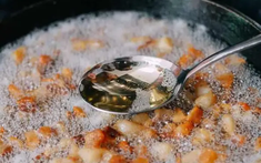 Người phụ nữ 52 tuổi mắc ung thư dạ dày vì loại dầu ăn có trong bếp nhiều gia đình