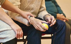 Người đàn ông có tiền, sống trong viện dưỡng lão cao cấp nhưng vì 1 câu nói mà cảm thấy "khốn khổ": Hóa ra người già chỉ thực sự vui vẻ khi được thế này