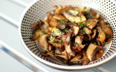 Ăn rau còn bổ xương khớp hơn uống collagen? Chuyên gia chỉ ra 3 nhóm thực phẩm phải có nếu muốn giảm viêm, bảo vệ đầu gối