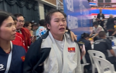 Cô bé 19 tuổi Phụng Mùi Nhình ôm mặt khóc nức nở khi tuột mất HCV SEA Games