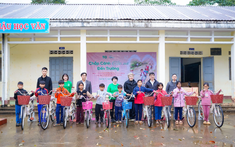 Giữa mưa lạnh, món quà nhỏ thắp lên niềm vui lớn cho học trò