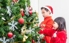 Đập tiền trang trí Giáng sinh, con dâu bị cả nhà chồng phản đối nhưng vẫn quyết làm để bảo vệ một chuyện