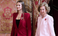 Khung hình quyền lực nhất Hoàng gia Tây Ban Nha: Bà nội U90 diện hồng phấn ngọt ngào bên cháu gái "Nữ vương tương lai" rực đỏ khí chất