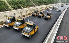 Kỳ tích xây dựng tại Trung Quốc: Rải 8.000 tấn nhựa đường, hoàn thiện tuyến cao tốc huyết mạch chỉ trong 6 giờ