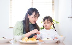 Trẻ biếng ăn phải làm sao? Nguyên nhân và dấu hiệu phổ biến cha mẹ hay bỏ qua