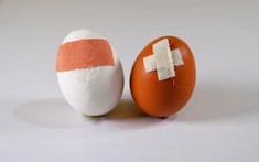 Cái nào đau hơn: Sinh con hay bị đá vào "chỗ hiểm"?