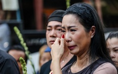 Nữ NSND là Phó chủ tịch: "Tôi lấy tay che nhưng đạn vẫn sượt qua tay ghim vào ngực"