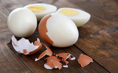 Phần này của quả trứng được coi là "da phượng hoàng" nhưng hầu hết người Việt lại vứt bỏ