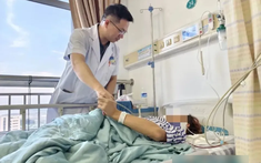 Người phụ nữ liệt nửa người vì trở mình lấy điện thoại giữa đêm: Đừng xem nhẹ những dấu hiệu cảnh báo này