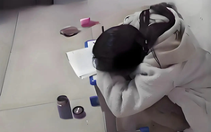 Học sinh phải nhập viện sau khi bị yêu cầu ra hành lang làm bài tập, phụ huynh tức giận đòi bồi thường hơn 350 triệu