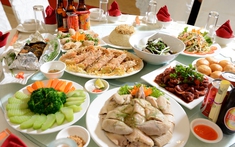 Đám cưới bạn cũ, tôi bị xếp ngồi bàn xa nhất, đến lúc ra về mới biết mình là người "lãi" nhất bữa tiệc