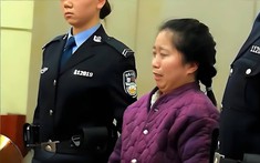 Bảo mẫu đưa con trai đến ở nhờ, tới giờ cơm con gái chủ nhà vừa định ăn thì bị chỉ thẳng mặt: "Ai cho mày ăn trước"