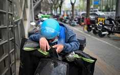 Nam shipper 26 tuổi phát hiện nhiễm HIV, bật khóc thú nhận: "Chỉ là vô tình sao nên nỗi này..."