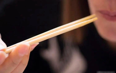 2 cách dùng đũa tàn phá dạ dày, gây ung thư nhưng nhiều người làm mỗi ngày