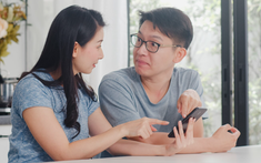 Mẹ vợ đột ngột lên chơi và hoảng hốt khi nhìn mâm thức ăn con gái và con rể vừa nấu xong