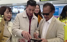 Danh ca Chế Linh ra Hà Nội, khán giả ùa tới sân bay đón