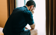 Người đàn ông xuất hiện đốm lạ ở vùng kín dù 1 năm không quan hệ, thất thần phát hiện thủ phạm chính là... anh trai mình