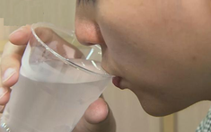 Uống nước thấy 4 dấu hiệu này, coi chừng suy thận sắp ập đến