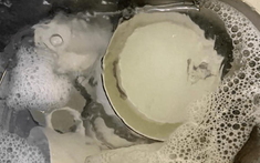 Rửa bát kiểu này chẳng khác nào “ăn thuốc độc”: 4 thói quen sai lầm mà rất nhiều gia đình đang mắc phải