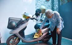 Nữ NSƯT U100 chạy xe máy bị ô tô kéo lê ngã ra đường