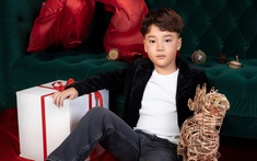Mẫu nhí Tuấn Khải nổi bật trong bộ hình đón Giáng Sinh