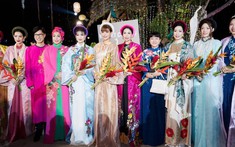 NSND Trịnh Kim Chi, MC Quỳnh Hoa diễn áo dài tại show thời trang kỷ niệm 3 thập kỷ làm nghề của NTK Võ Việt Chung