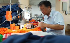 Nam công nhân 45 tuổi suy thận: Sáng đạp máy may, đêm nằm lọc máu, đồng nghiệp cũng là đồng bệnh...