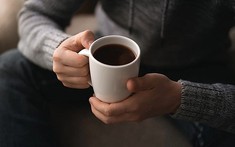 4 thói quen buổi sáng âm thầm tàn phá gan - thận, hại dạ dày đàn ông