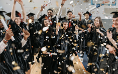 "Tấm bằng đỏ" và nỗi lo thất nghiệp: Khi ngày ra trường không chỉ có hoa và nụ cười