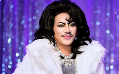 Danh ca lập dị có 9 con, 27 cháu: U80 vẫn đeo kim cương đầy người