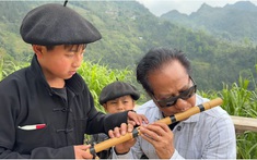 Chế Linh hỏi trẻ em miền cao: "Dễ thương quá, cho ông thổi sáo với!"