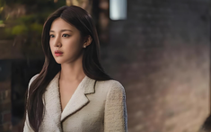 Vừa hỏi mẹ tiền của mình đâu, mặt bà tái đi, tay lóng ngóng khiến tôi biết ngay có chuyện bất thường