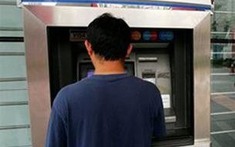 Người đàn ông tới ATM rút sạch 60 triệu đồng nhưng số dư tài khoản vẫn không thay đổi, lập tức đến ngân hàng trình báo thì nhận tin sốc